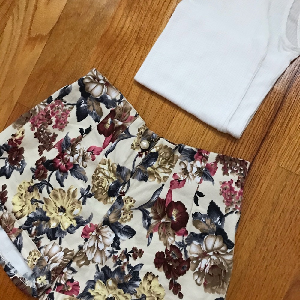 Floral Patterned Shorts - Picture 2 of 2